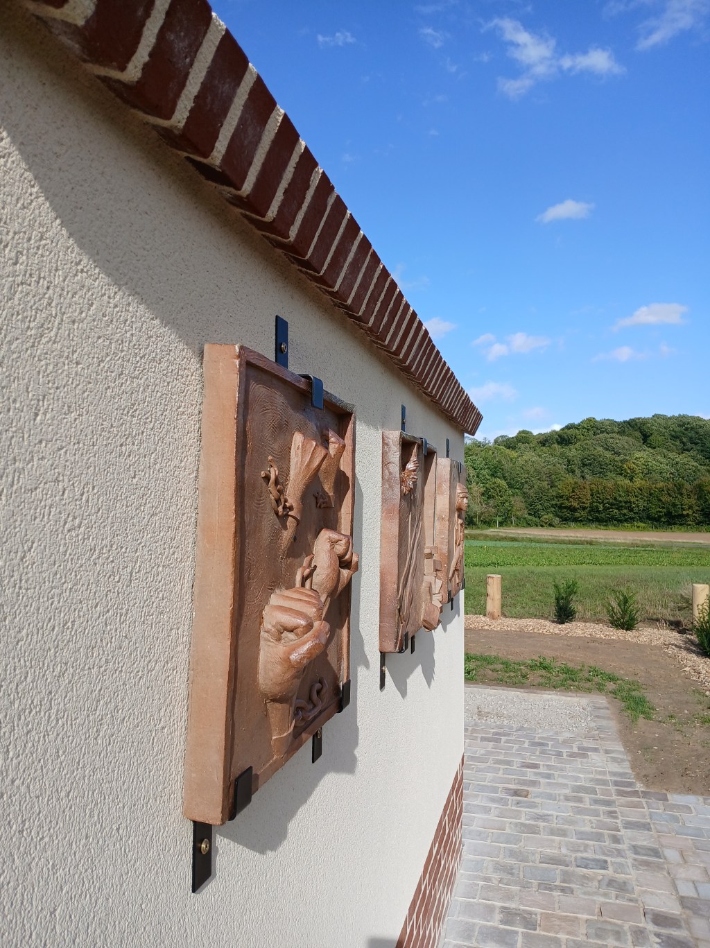 Une étape charnière, la pose des bas-reliefs